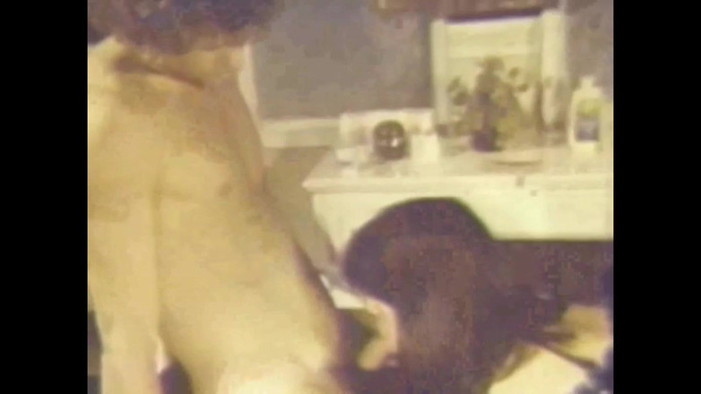 Vintage megastore: Трійка - великий чорний член і маленький білий член для збудженої брюнетки