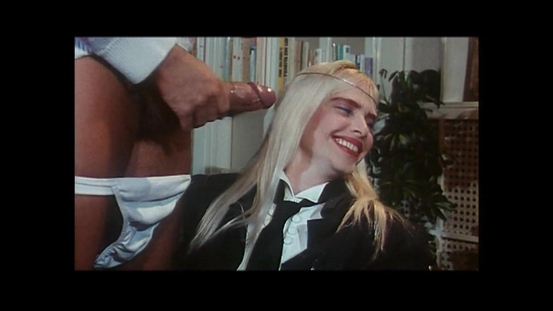 Vintage megastore: セクシーなチッチョリーナは、絶頂するウォッチャーの前でロッコ・シフレディの巨根にフェラチオを与えます