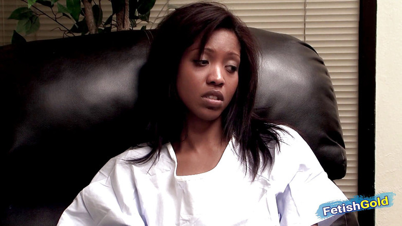 Fetish Gold: Lesbische milf dokter verleidt jonge zwarte babe