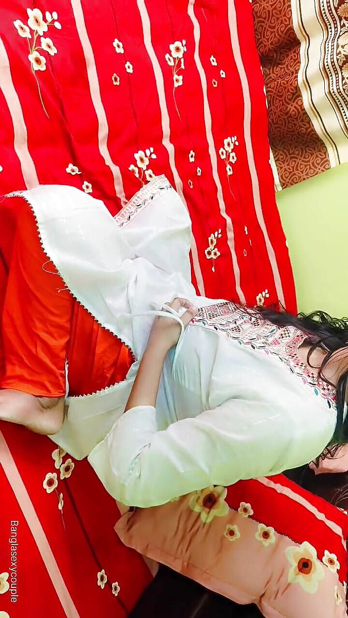 Banglasexycouple: Студентка из Колкутты трахает пальцами киску среднего размера