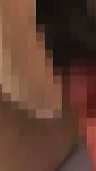 Junge verheiratete ehefrau reitet ihren großen roten dildo