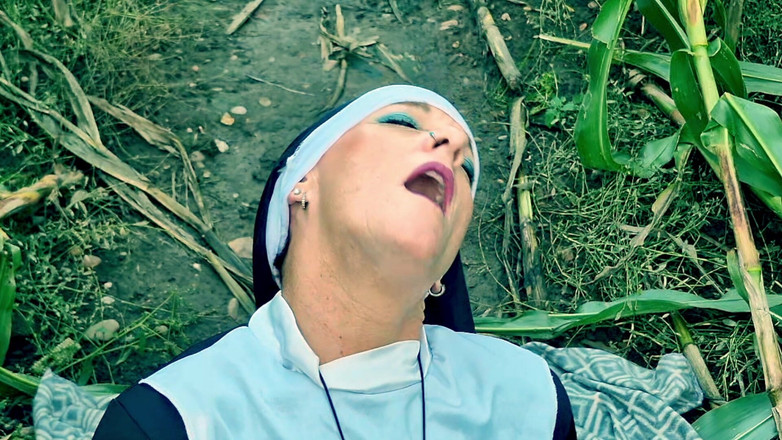 The adventures of Kylie Britain: 修女凯莉在玉米里的乐趣