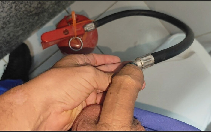 Straight Daddy Club: Chłodzenie penisa chłopca za pomocą gaśnicy.