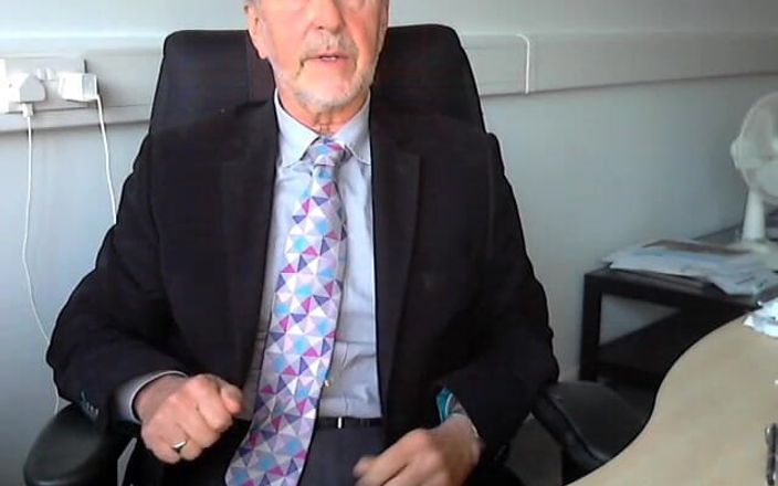 Silver Fox Sex: Phơi bày trong bộ đồ văn phòng của tôi