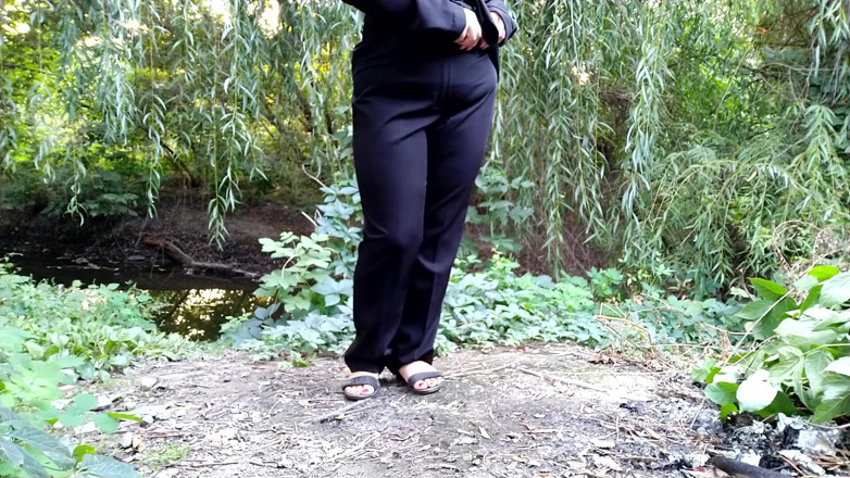 Elena: Duży tyłek rosyjska milf sika na zewnątrz