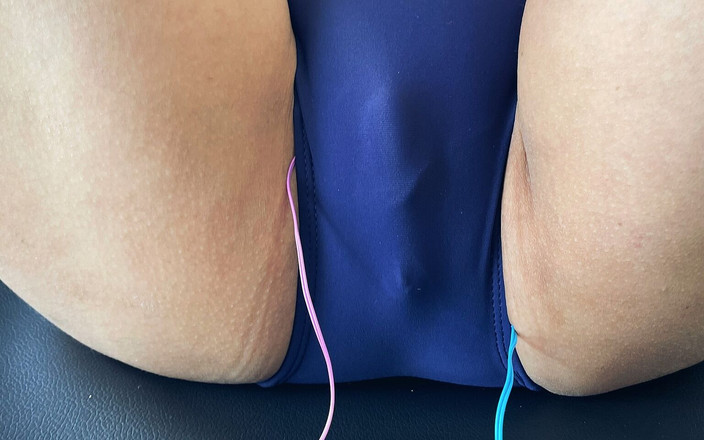 ushirosugatanomiki: 大学毕业后，她穿着泳衣享受双振动器的乐趣