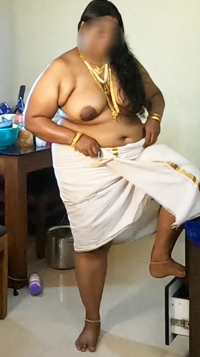 Anne Ipe: Gadis India dengan gaun tradisional, pemotretan topless di perhiasan