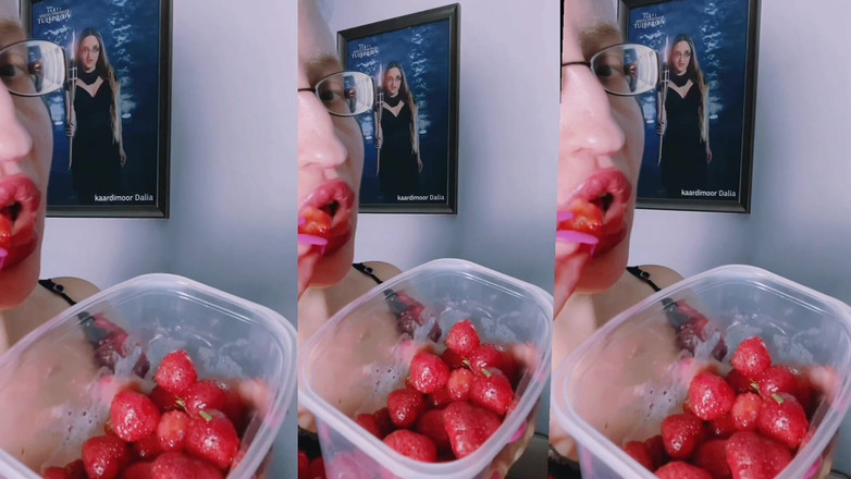FinDom Goaldigger: Asmr Strawberry Makan - Asmr, cermin mata, kegemukan, ginjal, bibir besar,...