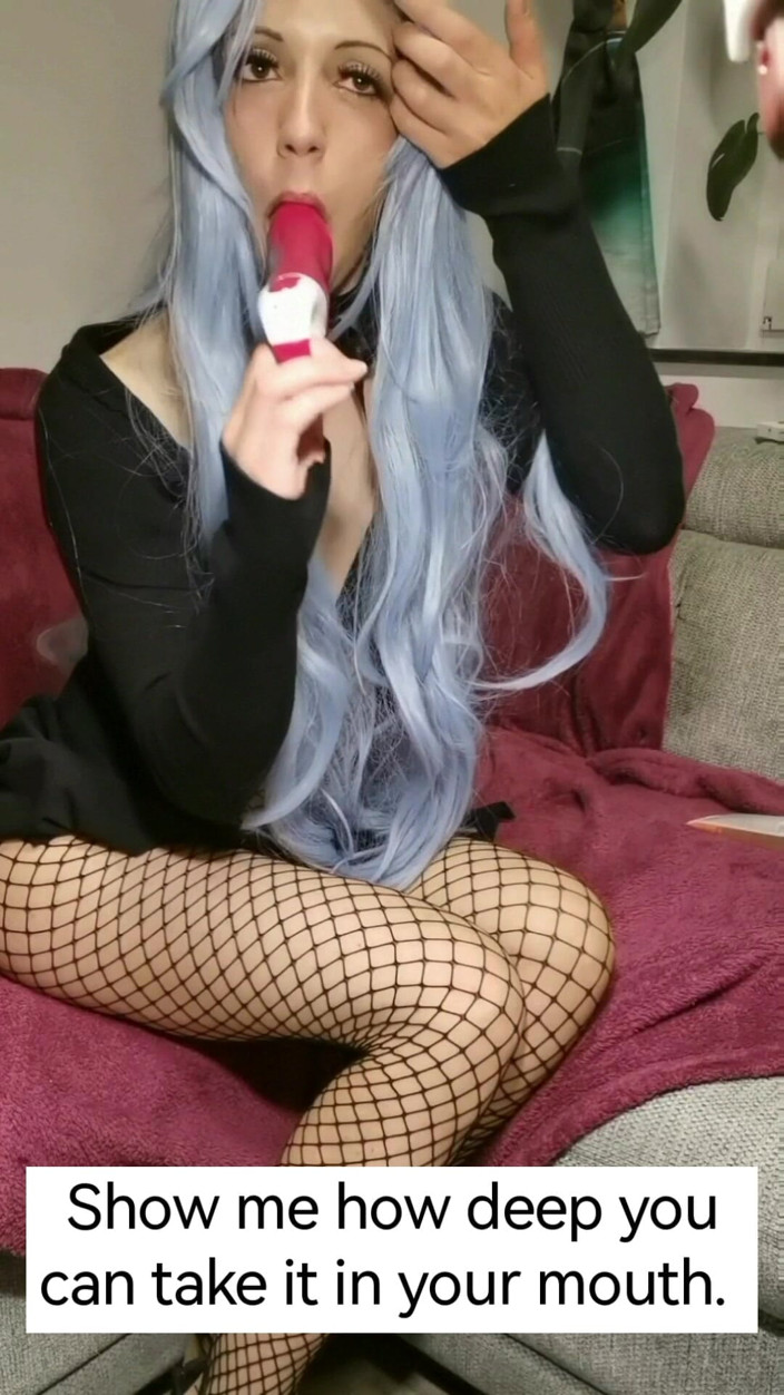Scarlett Kane: Scarlett la coquine aux cheveux bleus en cadeau d’anniversaire, partie 1