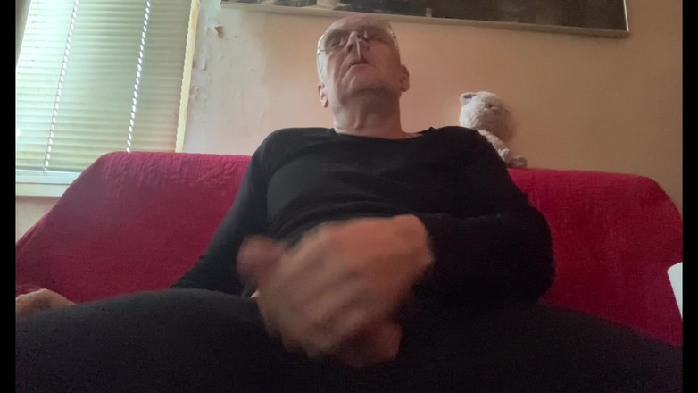 Alex Igogo: Vieil homme se masturbe et fume