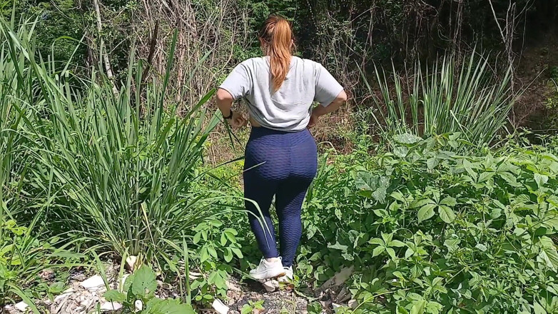 SugarPose: Femeie latino dolofană își arată curul și țâțele în aer liber