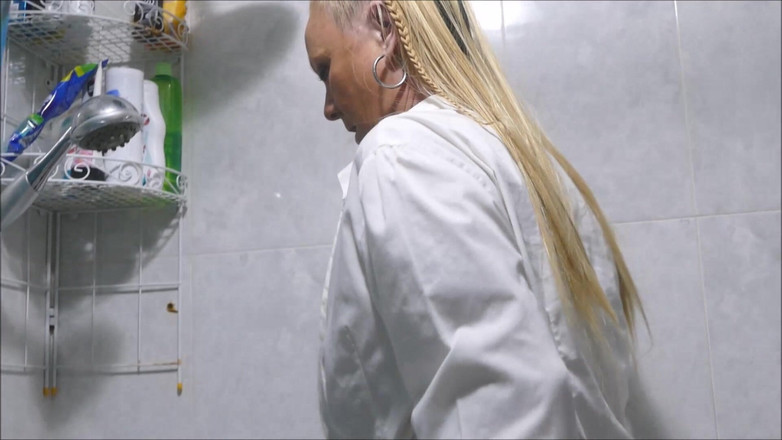 Natalie K: Chcaní na toaletě a masturbace ve sprše v punčochách a...