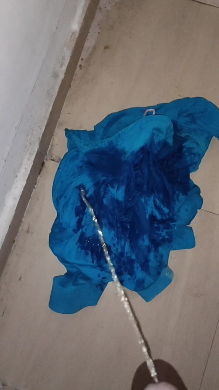 Satin And Silky: Porno cu labă cu mătase satinat - pișare pe costumul asistentei...