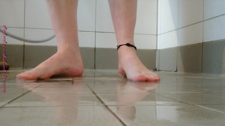 Carmen_Nylonjunge: Pés pegajosos no chuveiro