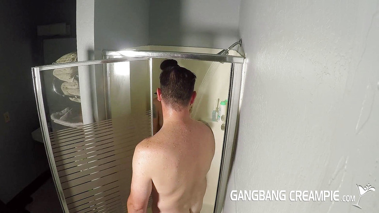 Aziani: Morena toma banho e fode com cara mascarado