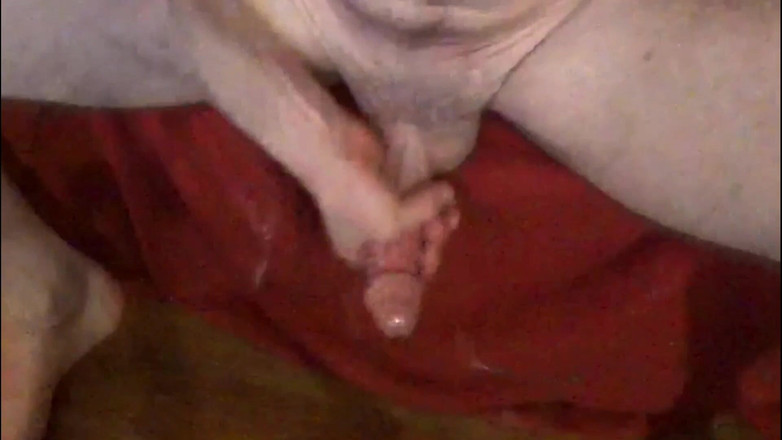 Anisex: Un tip asiatic se masturbează intens pe canapea