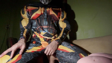 SinglePlayerBKK: Bumblebee trasformata per giocare con un sex toy.