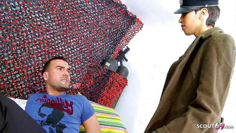 Full porn collection: Người lính gầy tuổi teen Jasmine Arabia đụ bạn đời trong phòng