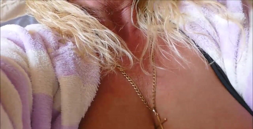 Natalie K: 私のおっぱいをいじりながら、ガウンを開いたままソファでオマンコを指で広げるセルフショット