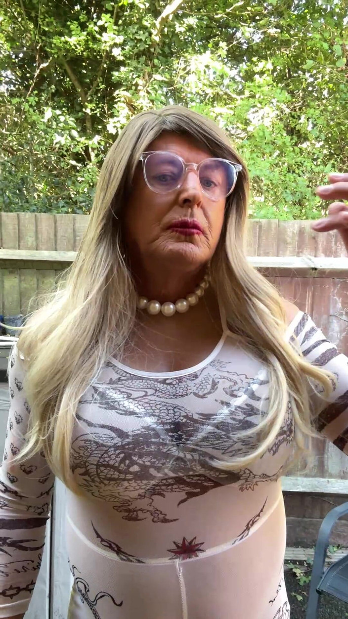 Kellycd2022: Sexy travestiet Kellycd2022 in sexy witte jumpsuit en hakken