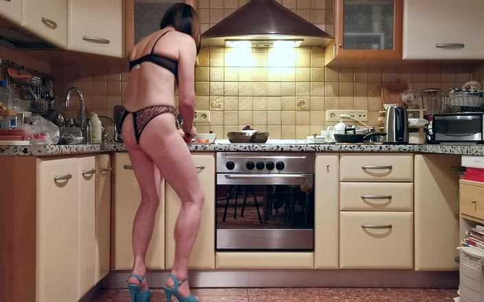 Sissy Cummy Lingerie: Нейлонова сіссі повія Мішель пізно готує вечерю наживо