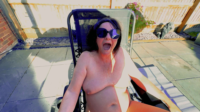 ithastopeefun: Hot June -sunlounger Piss Shorts