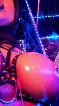 Hijab-jungfrau füllt ihre löcher mit dämonenschwanz 