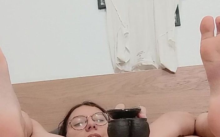 Softbrattypuppy: Těsná čerstvě oholená růžová kundička se baví s bbc robertkem