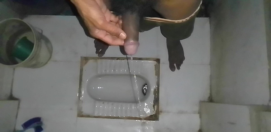 Che: Čůrání v koupelně černý velký penis indický muž