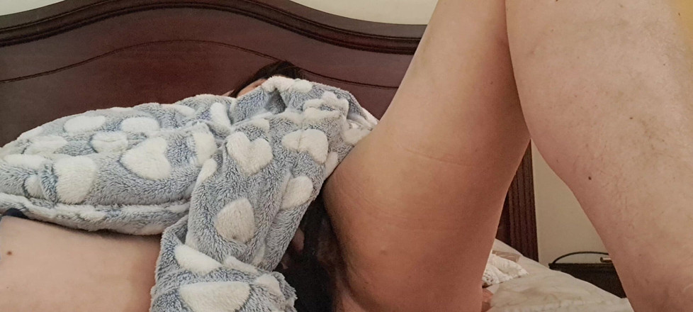 Mommy big hairy pussy: Pepek matang dan panas