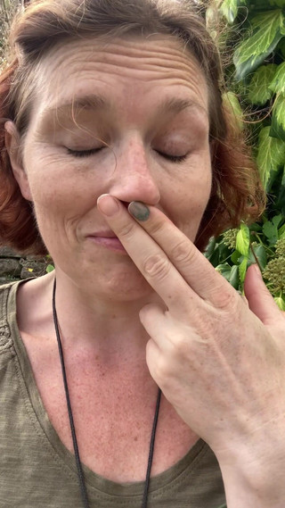 MistressWriggler: Menghirup jari pepek busuk saya di taman terpencil, tidak menyedari...