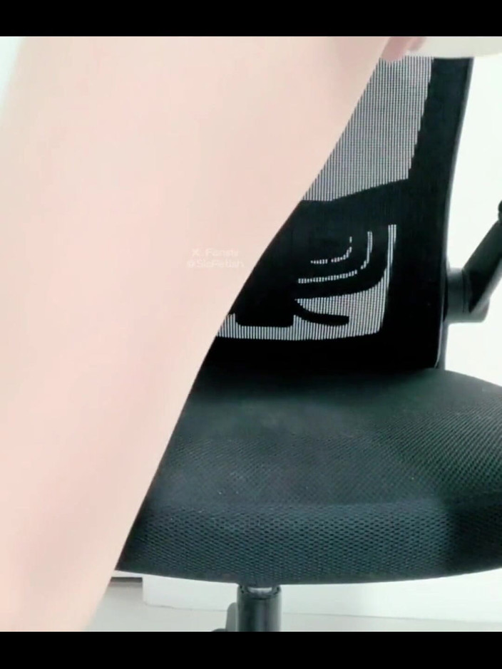 sisfetish: 我沉迷于性爱。我会把我绑起来，用我的丝袜脚挑逗你，为你自慰。这足够令人兴奋吗？