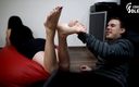 Czech Soles - foot fetish content: De voeten van de miss secretaresse aanbidden