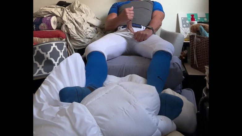 JockDad87: Альфа-бейсболист Jockdad87 брызгает своим джоком в синюю экипировку.