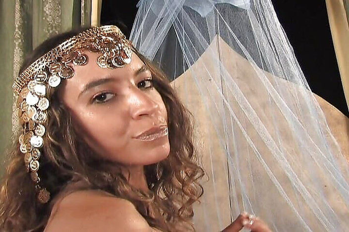 Filles Francaises: 美丽的法国娃娃在热辣的鸡巴骑乘后吃精液