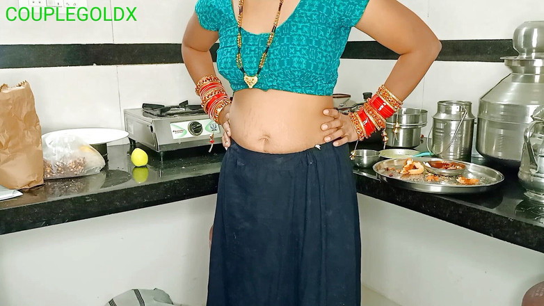 Sexy Komal: さあ、コマル、朝、寝室の食器を洗って