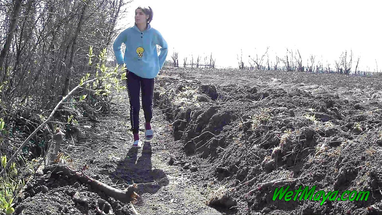 Wet Maya: Pisciare nella natura