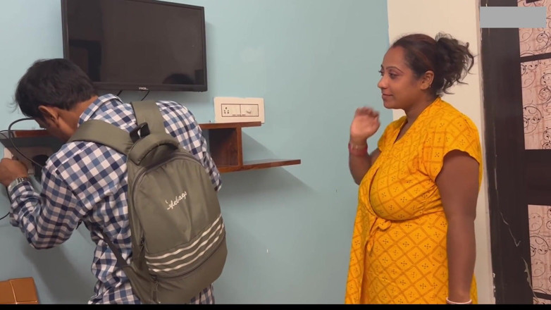 Indian porno creator: Rijpe geile Indische Bhabhi met grote tieten geneukt door tv-ingenieur