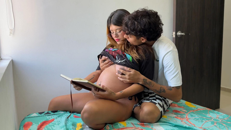 Amateurs productions: Aku mengelabui adik tiriku yang lagi hamil untuk meraba toket...