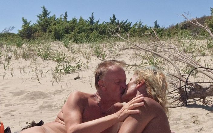 Gigi and David: 裸体主义者海滩脱衣癖性爱秀吉金达夫女友在公共场合遭遇手机 4k 20250519 第6部分