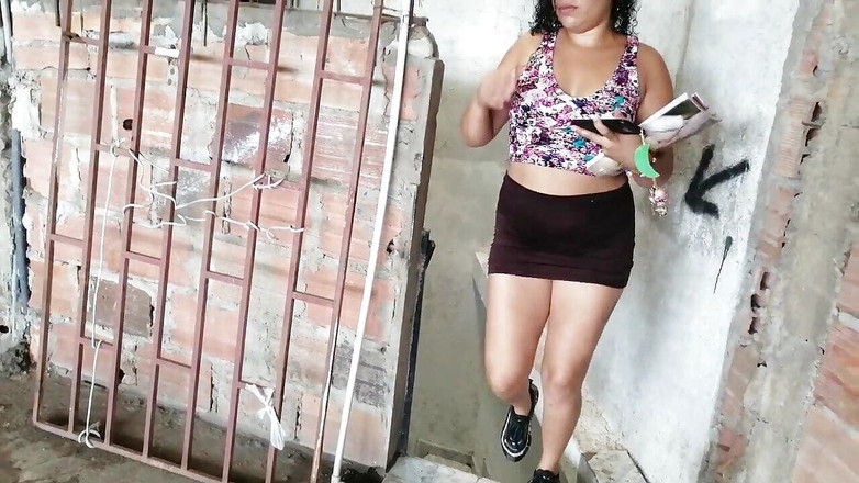 catalinagrande: Mi amiga me está vendiendo unas revistas y la follo...