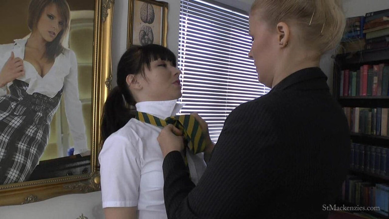 St Mackenzie's Archive: Helen é feita para tirar roupa e reparação por Miss Dogan