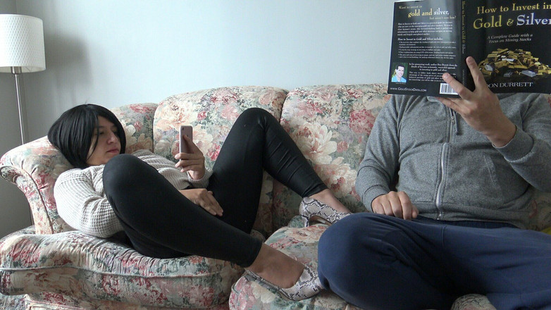 Souzan Halabi: Британская мачеха мастурбирует перед своим пасыноком, но он не интересуется