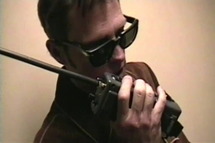 Tight little babes: Zwei vollbusige miezen mit dickem hintern haben einen dreier mit...