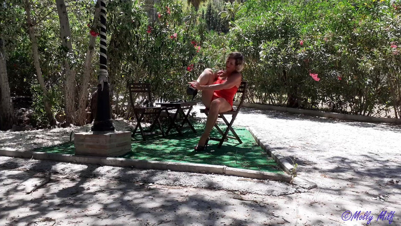 Molly MILF: 日陰で外の私の柔らかい肌をクリーム状にする