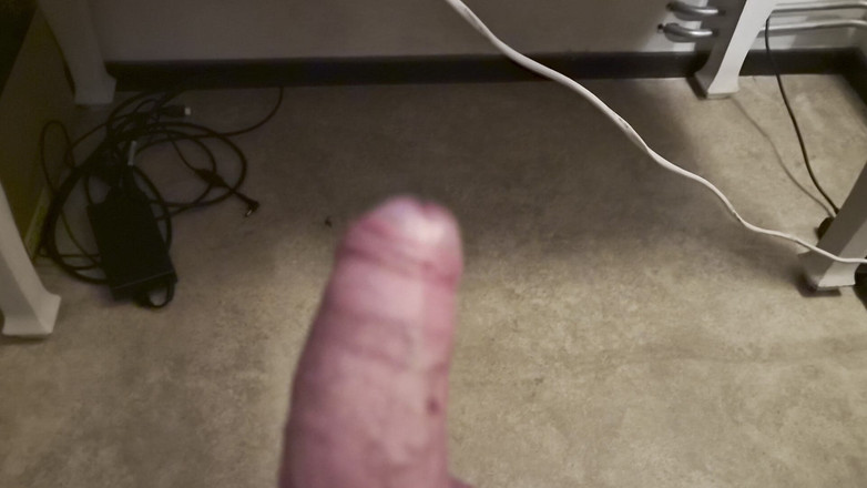 Pellefnatt: Kawan saya duduk di kerusi dan melancap zakarnya semasa menonton...