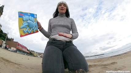 Faye Taylor: Dinozaurul se face în nisip