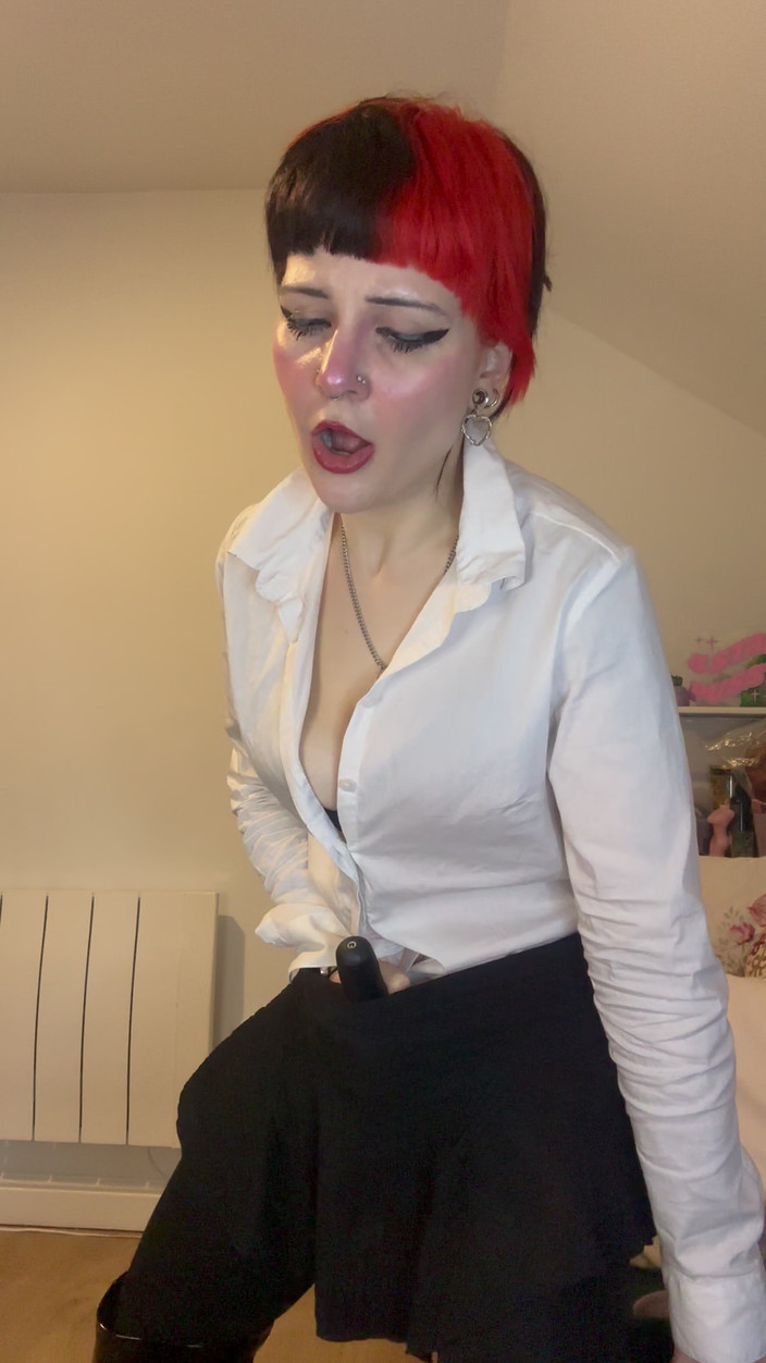 Bigtiddygoth: Boss's Plaything: Zalitá mrdkou a touha po ní Více