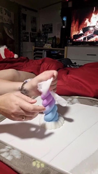 MILF putih dengan pantat besar menunggang dildo gemuk untuk meregangkan pepek itu