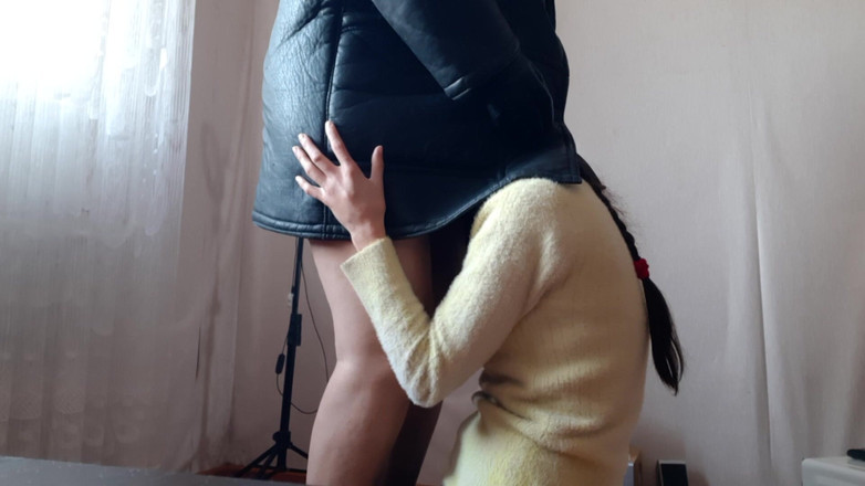 Lesbian-candys: 誰も家にいないときに義理の娘を口の中でファックします